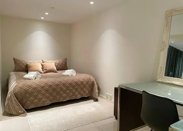 Modern Apartment In Quiet Neighborhood